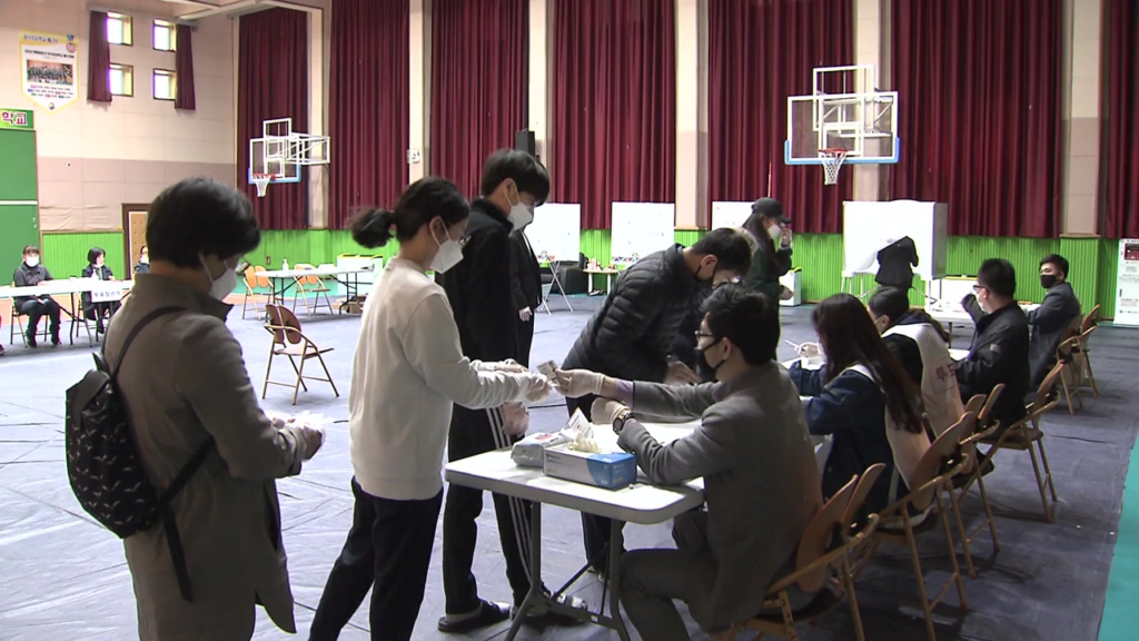 사람, 실내, 바닥, 식탁이(가) 표시된 사진

자동 생성된 설명