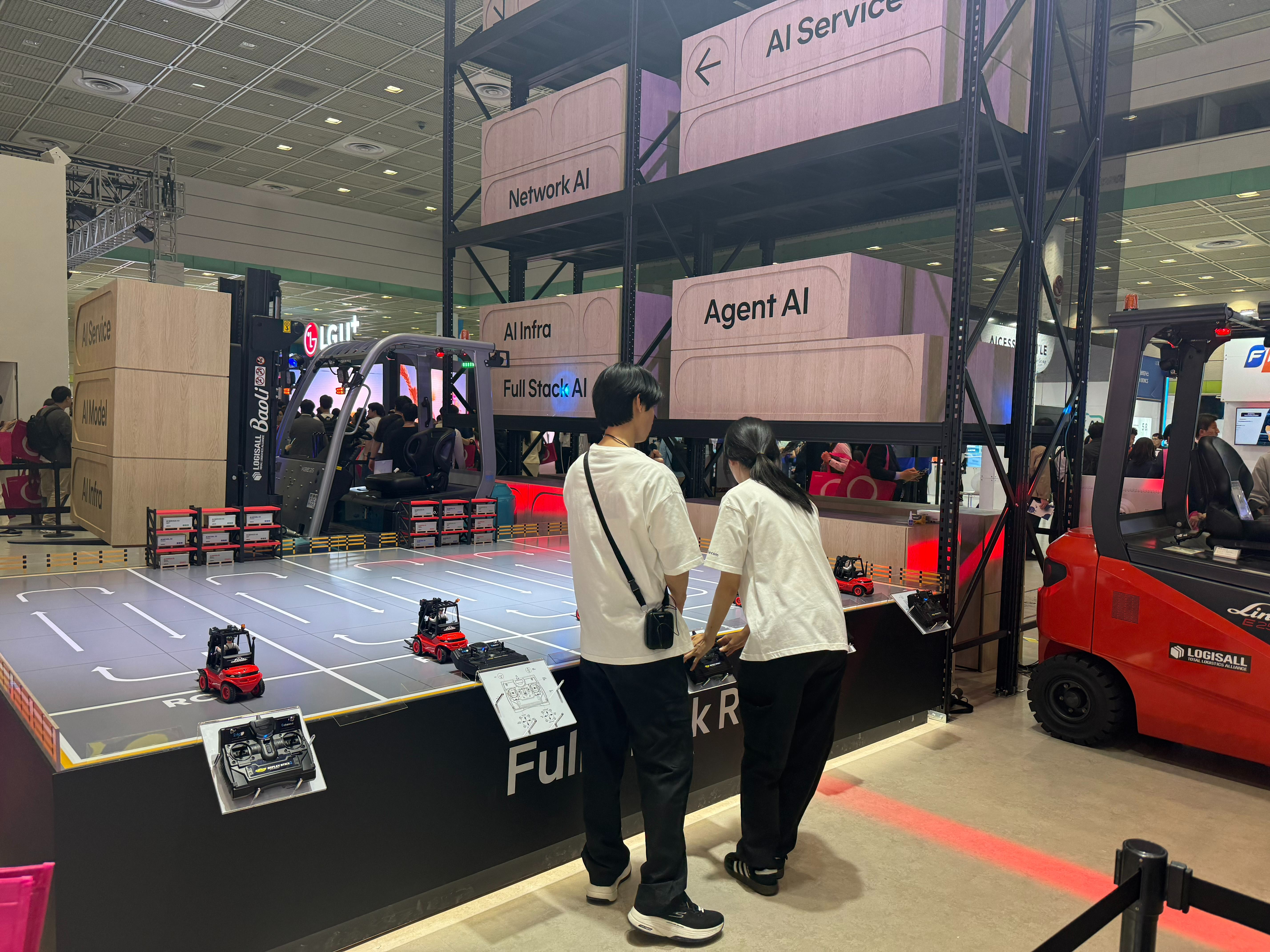 SKT 부스  AI Service / AI Model / AI Infra의 Full Stack AI 컨셉